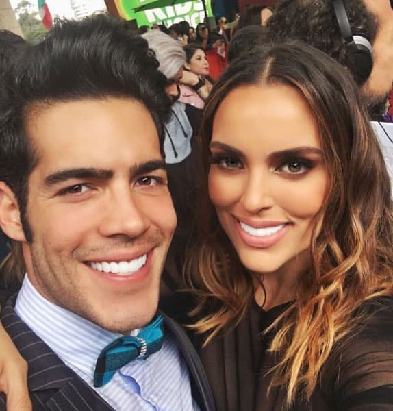 <b><a href="http://www.univision.com/novelas/la-doble-vida-de-estela-carrillo/sara-corrales-es-la-bella-y-misteriosa-estela-carrillo-fotos">Sara</a></b> está muy enamorada de 
<b>Alexis Meana</b>, quien también es actor.