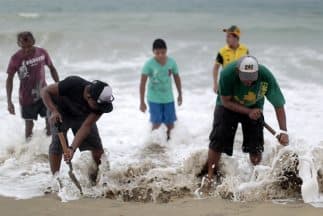Habitantes de Acapulco se alistan ante la inminente aproximación de la tormenta tropical Carlos.