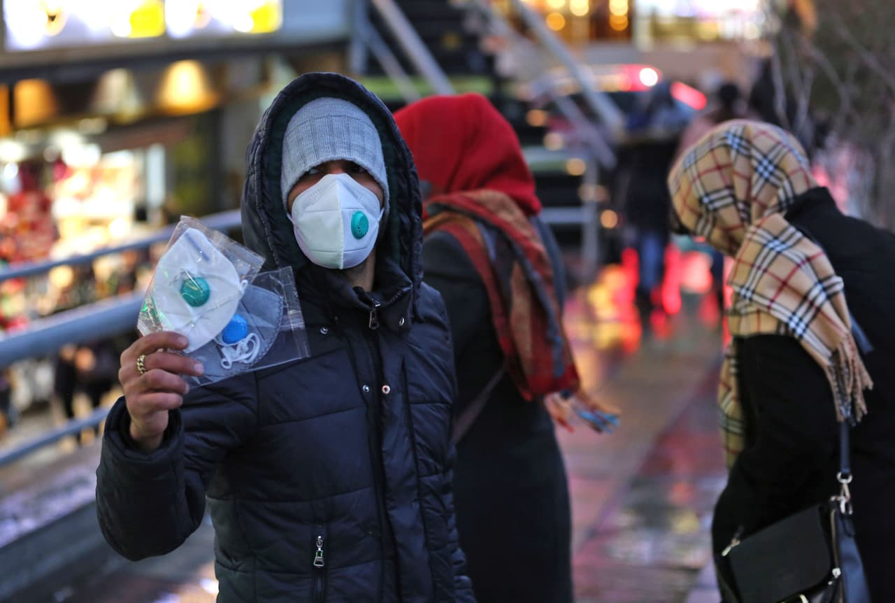 <b>El coronavirus llega a Irán (20 de febrero). </b>Un vendedor callejero ofrece máscaras protectoras a los transeuntes en Teherán, al día siguiente del anuncio oficial de dos casos de coronavirus y la confirmación de la muerte de ambos pacientes. La enfermedad se propagó rápidamente en este país y varios funcionarios del gobierno resultaron contagiados.