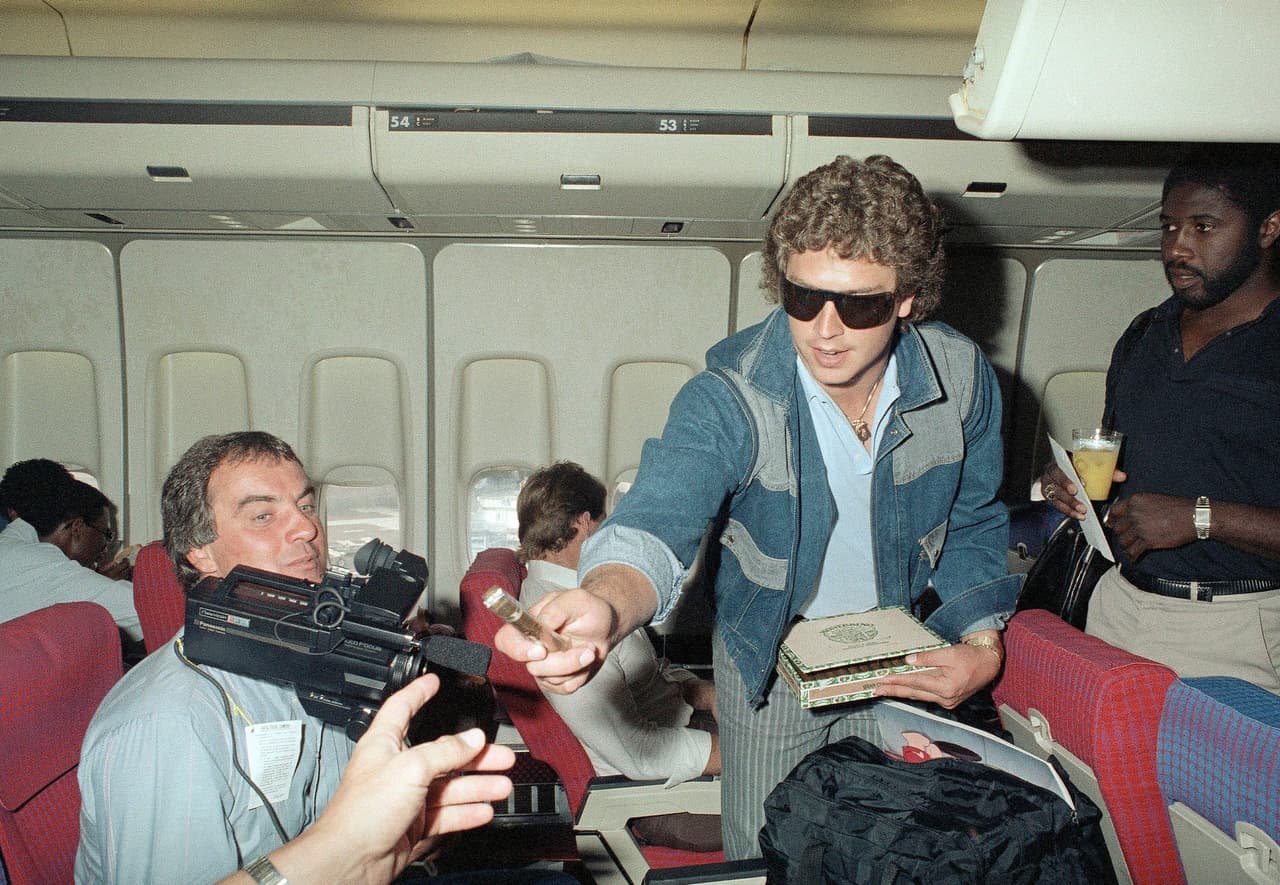 <b>Dan Marino, la gran estrella de los Dolphins</b> reparte cigarrillos camino del Super Bowl XIX, del que el equipo de Miami no resultó ganador.14 de junio de 1985.