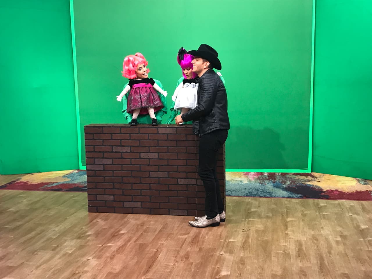 El cantante escuchó los mejores chistes de las dos y nos mostró 
<a href="http://www.univision.com/shows/despierta-america/el-dasa-decidio-con-una-guerra-de-chistes-quien-de-las-comparritas-seria-su-novia-oficial-video">que él también es bueno para la comedia</a>.