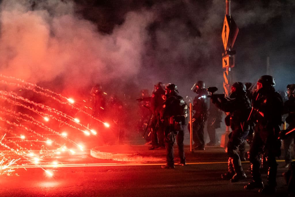 La gente estaba "participando en una conducta tumultuosa y violenta, creando de ese modo intencional o imprudentemente un grave riesgo de causar alarma pública", 
<a href="https://twitter.com/PortlandPolice/status/1302461273242648579" target="_blank">tuiteó </a>el Departamento de Policía de la ciudad.