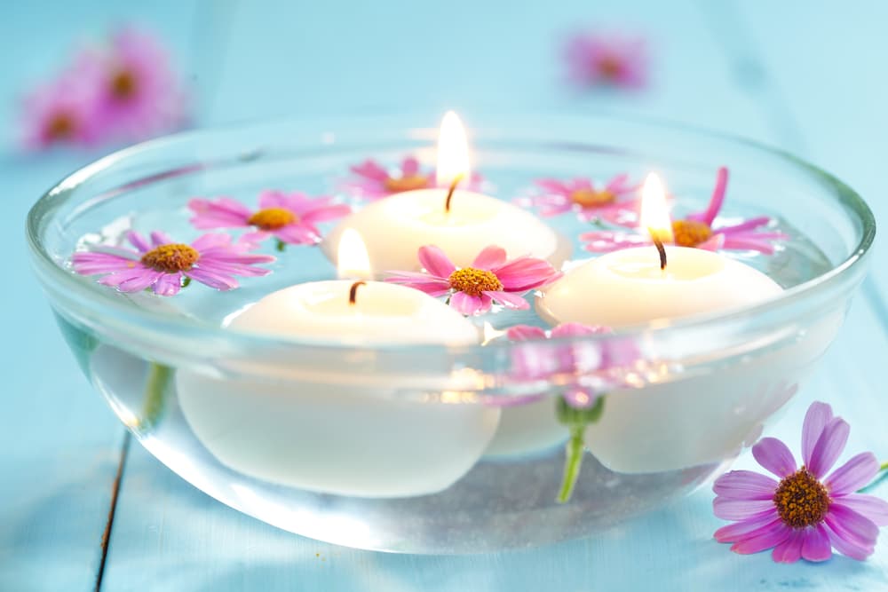 Coloca las tres velas dentro del bol con agua, más o menos así como en la imagen.