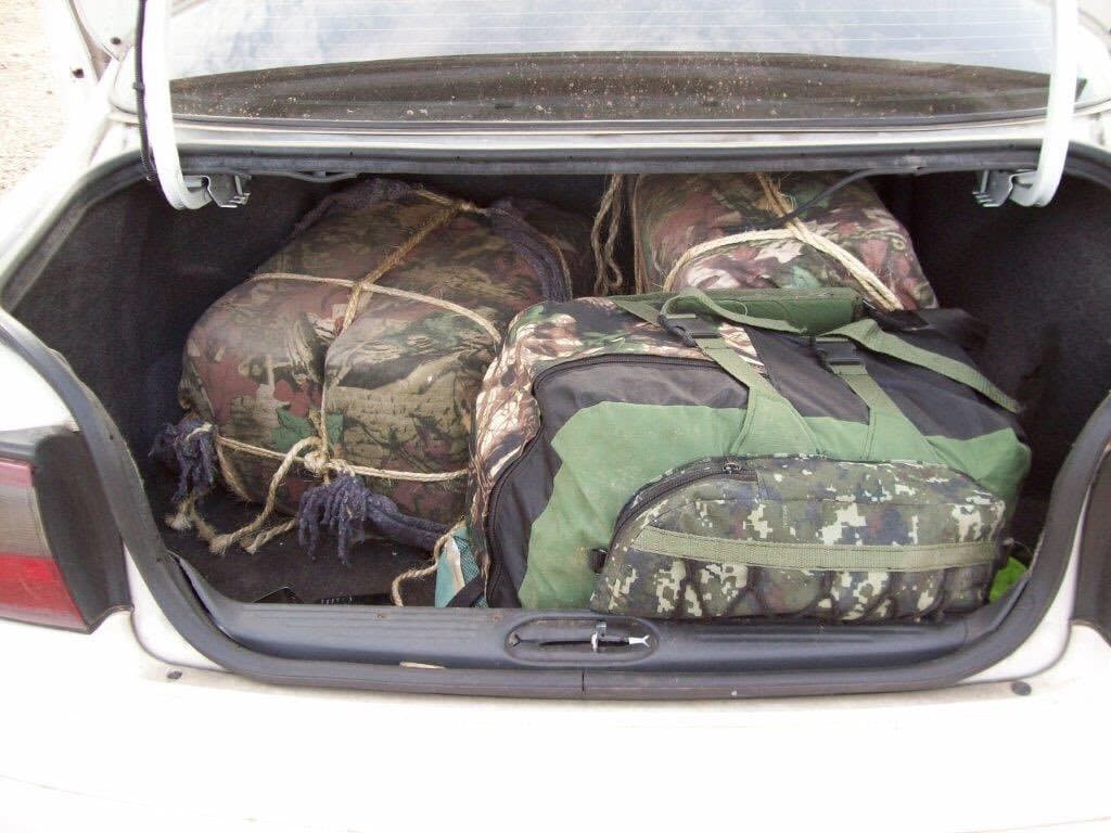 “Los vigilantes se ocultan tanto en terrenos remotos y accidentados, como en comunidades urbanas, observando e informando sobre las actividades de las agencias del orden”, advirtió Provost, quien señaló que estos grupos han logrado interceptar las comunicaciones de esa dependencia.