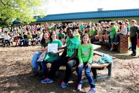 Una escuela de Raleigh, NC, se tomó esta #GlobalSelfie para celebrar el #DiaDeLaTierra. Foto tomada de Twitter.