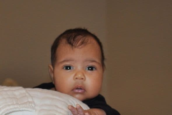 Desde que sus papis compartieron su primera foto nos robó el corazón.