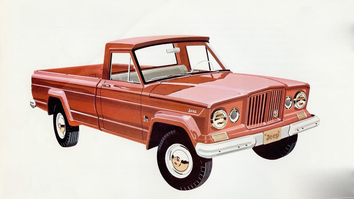 <h3 class="cms-h3-H3"><b>Jeep Gladiator/ Jeep Pickup 1963-1988</b></h3>
<br>
<br>La pickup grande de Jeep vio la luz del día por primera vez en 1963 junto con la primera Jeep Wagoneer, con quien compartía la entonces novedosa plataforma todoterreno SJ de Jeep. Esta plataforma le permitió ser un vehículo tremendamente versátil para sus días. Podía estar doatda de suspensión delantera de eje vivo, una configuración que jeep perfeccionó en las décadas por venir, o con suspensión delantera independiente para un manejo más civilizado. Igualmente podía estar configurada con tracción trasera o con tracción en las cuatro ruedas. En 1973 Jeep la dotó con el nuevo sistema Quadra-Trac, el primer sistema de tracción 4X4 que no requería aplicar manualmente los acopladores en cada rueda. Jeep dejó de usar el nombre Gladiator en 1971 para su pickup, la cual pasó a llamarse simplemente Jeep Pickup. A pesar de algunos cambios mecánicos y de estilo, la Jeep pickup se produjo durante 25 años siento virtualmente el mismo vehículo.