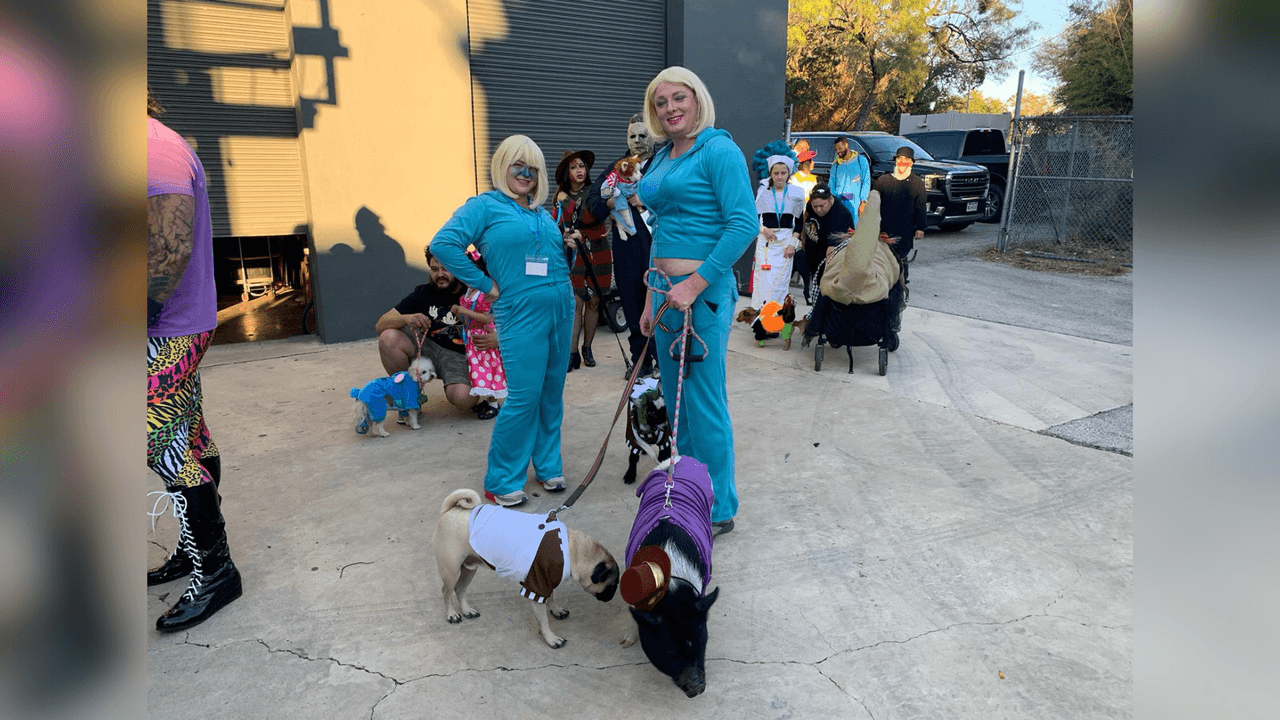 Violet Beauregarde y su madre, de Charlie y la Fábrica de Chocolate, con Willy Wonka (que también es un cerdito).