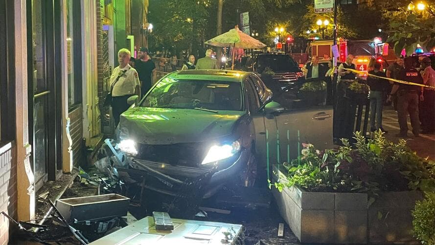 Los sujetos estrellaron un auto contra una terraza donde varias personas estaban cenando, en Old Town.
