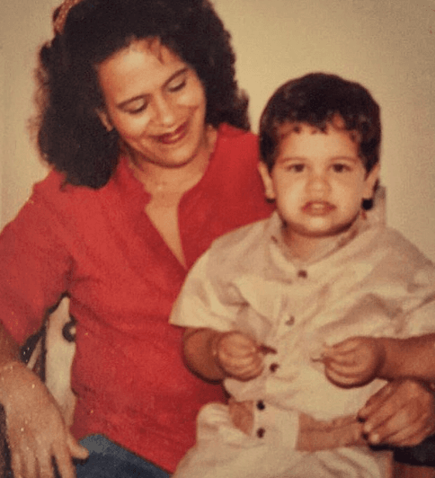 Su madre Gloria Sánchez es su ejemplo a seguir. Él la describe como “una guerrera incansable” que ha sabido guiarlo por la vida.