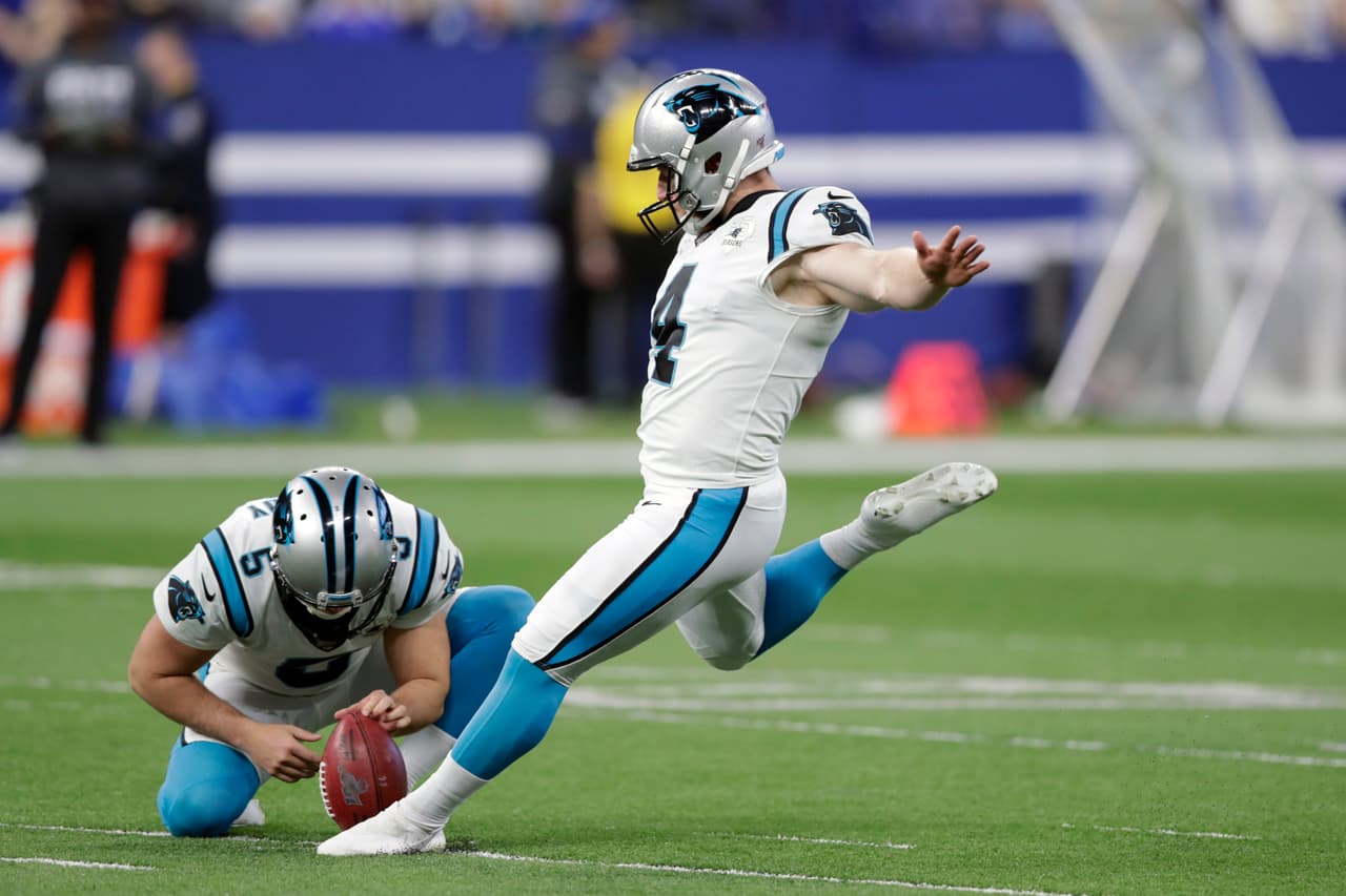 <b>Joey Slye | K | Carolina Panthers</b>
<br>
<b>- Edad: 24 años</b>
<br>- Perdiendo al veterano Graham Gano por una lesión en la pierna que terminó la temporada, los Panthers buscaron en su bolsa de trucos para marcar a Slye en 2019. 
<br>- El novato anotó 25 de 32 intentos de gol de campo y mostró su poderosa pierna para golpear en 8 de 11 intentos desde Más de 50 yardas.