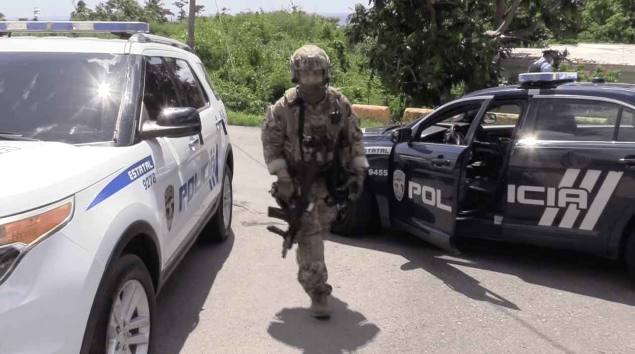 Las autoridades exhortaron a los residente del lugar a permanecer en sus hogares porque el sospechoso es peligroso y está armado.