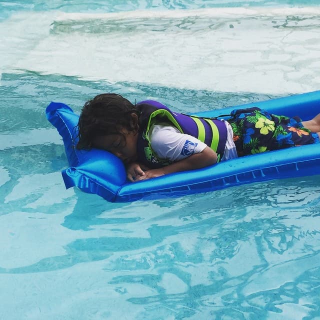 Hasta en la alberca se quedó dormido.