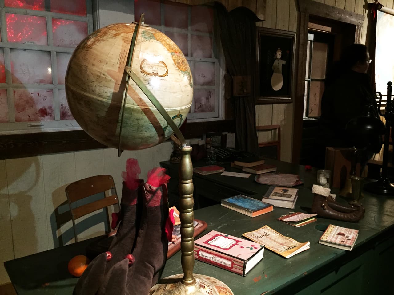 El escritorio de Santa Claus esta ubicado en el ambientado cuarto del correo donde recibe todas las cartas.