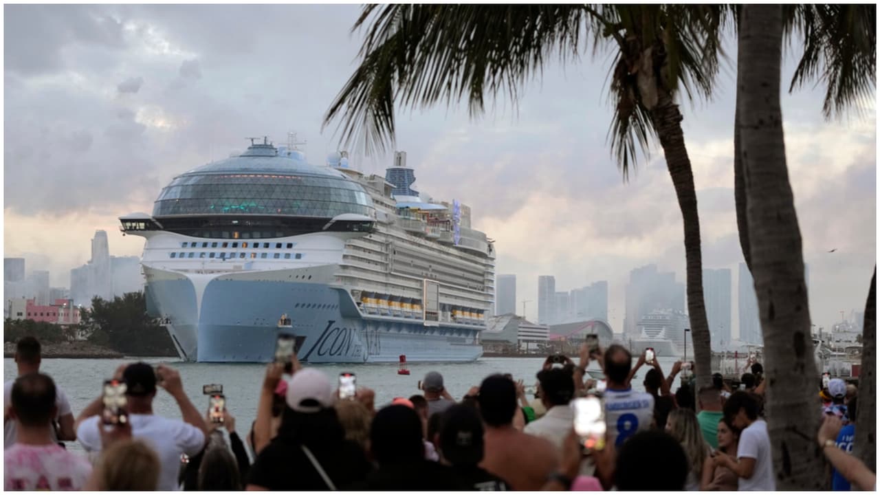 El Icon of the Seas de la empresa Royal Caribbean mide 365 metros (1.200 pies) de la proa a la popa, casi equivalente a la altura del rascacielos neoyorquino Empire State Building.
<br>