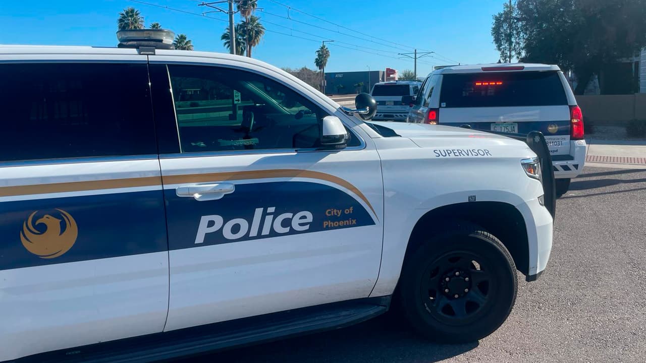 El incidente ocurrió alrededor de las 7 a.m., cuando los oficiales atendían un reporte en el área y 
<b>localizaron a un sujeto armado</b>, que al ver los policías supuestamente abrió fuego contra ellos.