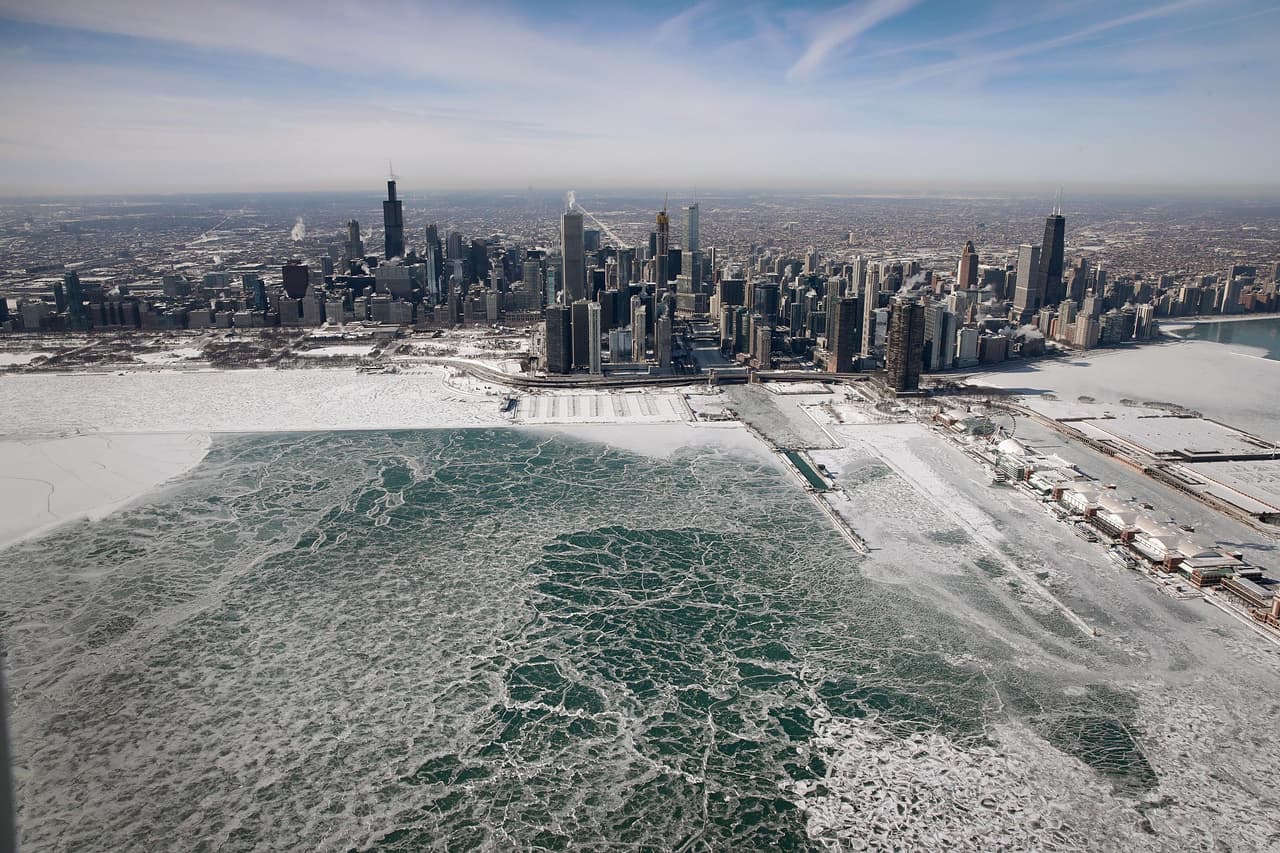 Una vista aérea del lago Michigan cubierto de hielo frente a Chicago, Illinois. El vórtice polar ha castigado con temperaturas extremadamente bajas el norte de EEUU, los termómetros marcan temperaturas gélidas en unas 40 ciudades de ocho estados en la franja del Medio Oeste.