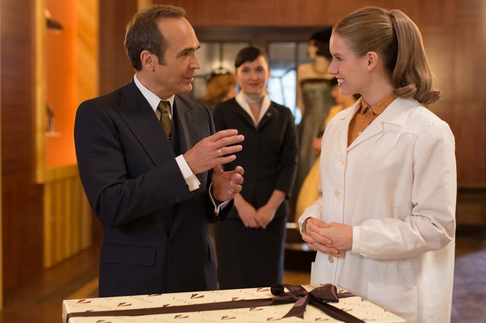 El esposo de doña Cayetana está muy "preocupado" de los looks de su esposa.