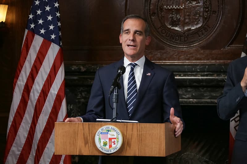 El alcalde de
<b> Los Ángeles</b>, 
<b>Eric Garcetti </b>dijo que "hicimos historia. Esta inauguración es un comienzo esperanzador y una renovación del espíritu americano – que inicia el liderazgo con el valor, la empatía y la unidad de propósito."