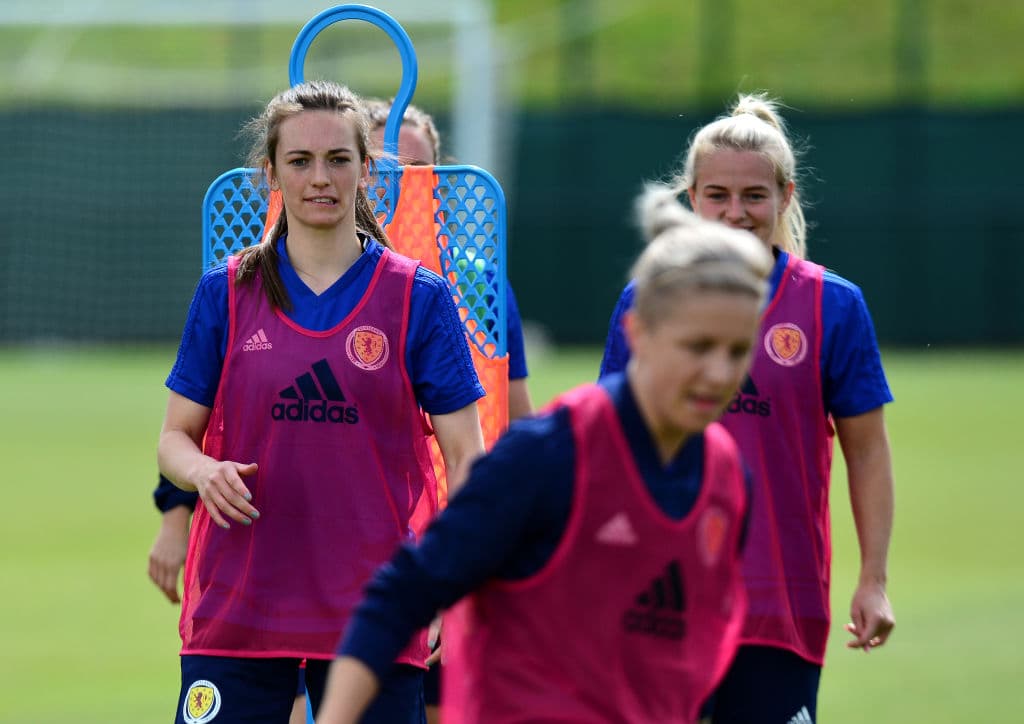 La Selección femenil de Escocia cerró su preparación para participar en su primera aventura en una Copa Mundial Femenina cuando el domingo próximo hagan su presentación en una competencia de esta envergadura ante, ni más ni menos que, Inglaterra, una nación con una gran rivalidad en el campo de fútbol sin importar la rama o la categoría. En medio de la última práctica antes de viajar a Francia algunas jugadoras participaron en una interesante sesión fotográfica.