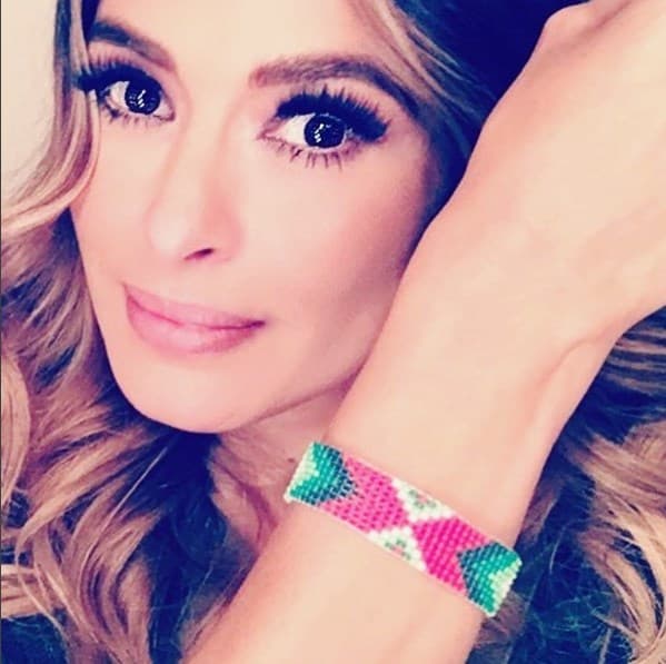 Galilea Montijo luce con orgullo una pulsera hechas por las manos de artesanos Huicholes.