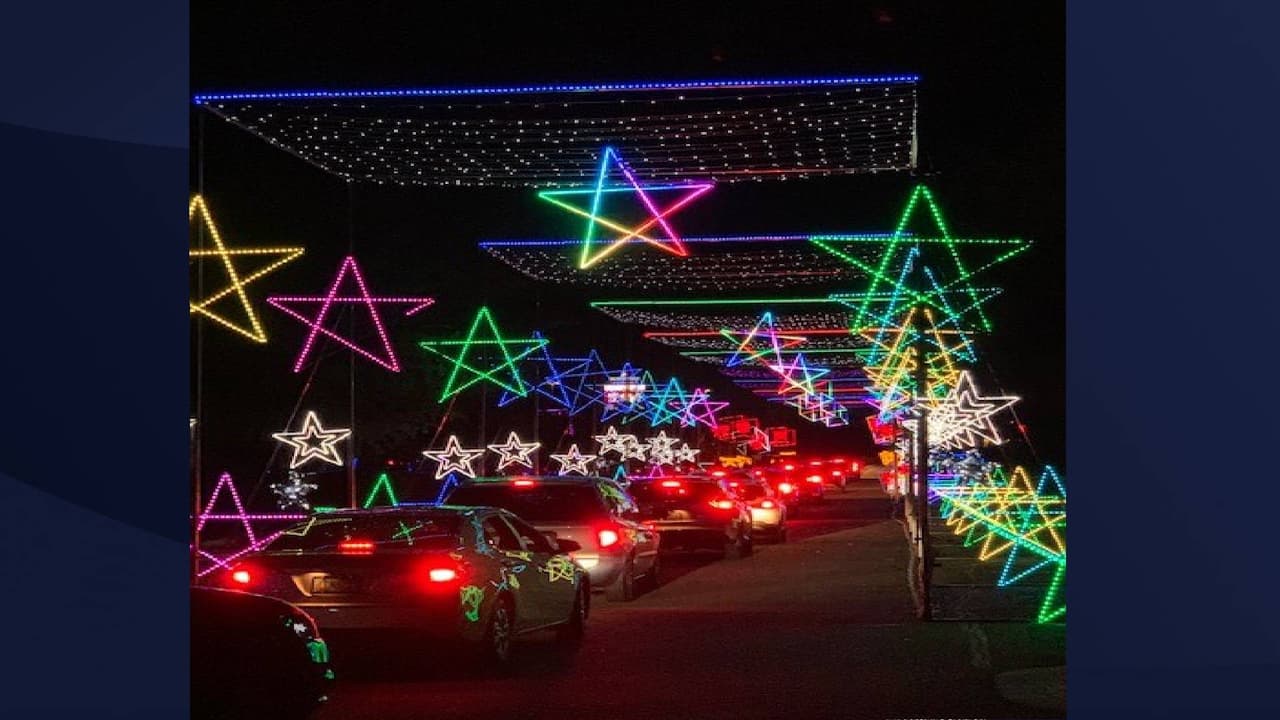 Para obtener más información y comprar boletos, visite 
<a href="https://holidaylightssrf.com/" target="_blank">holidaylightssrf.com</a> . 
<br>