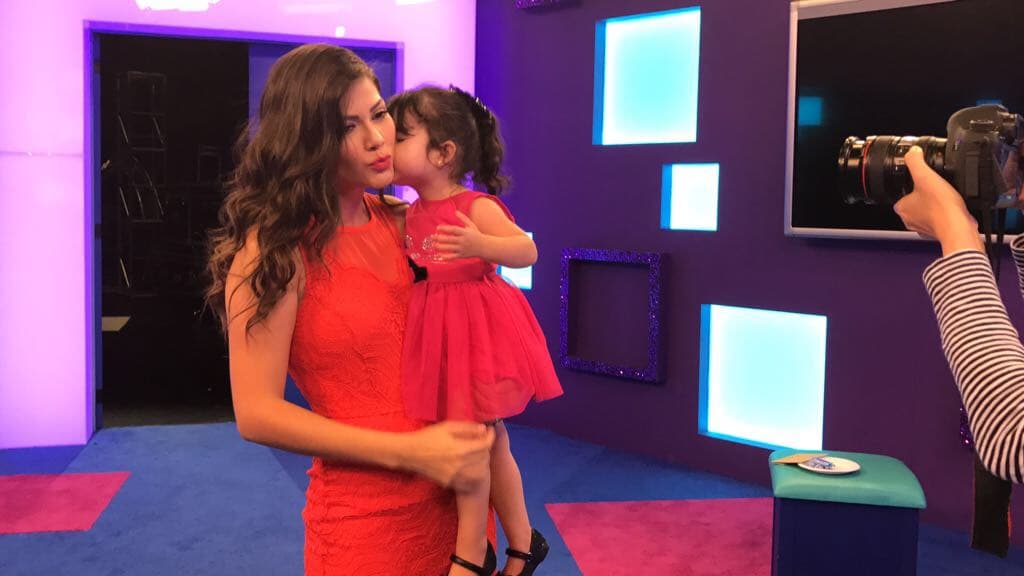 Su mami está muy orgullosa de ella y a Giulietta le encanta llenarla de besos.