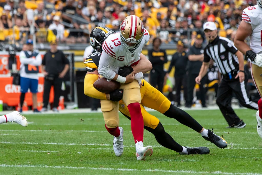 "Como ofensiva, en el campo de entrenamiento y en la pretemporada hemos estado jugando muy bien, y luego salimos y no jugamos bien", dijo el centro Mason Cole. "Es un poco decepcionante, pero no hay nadie a quien culpar excepto nosotros mismos".
<br>