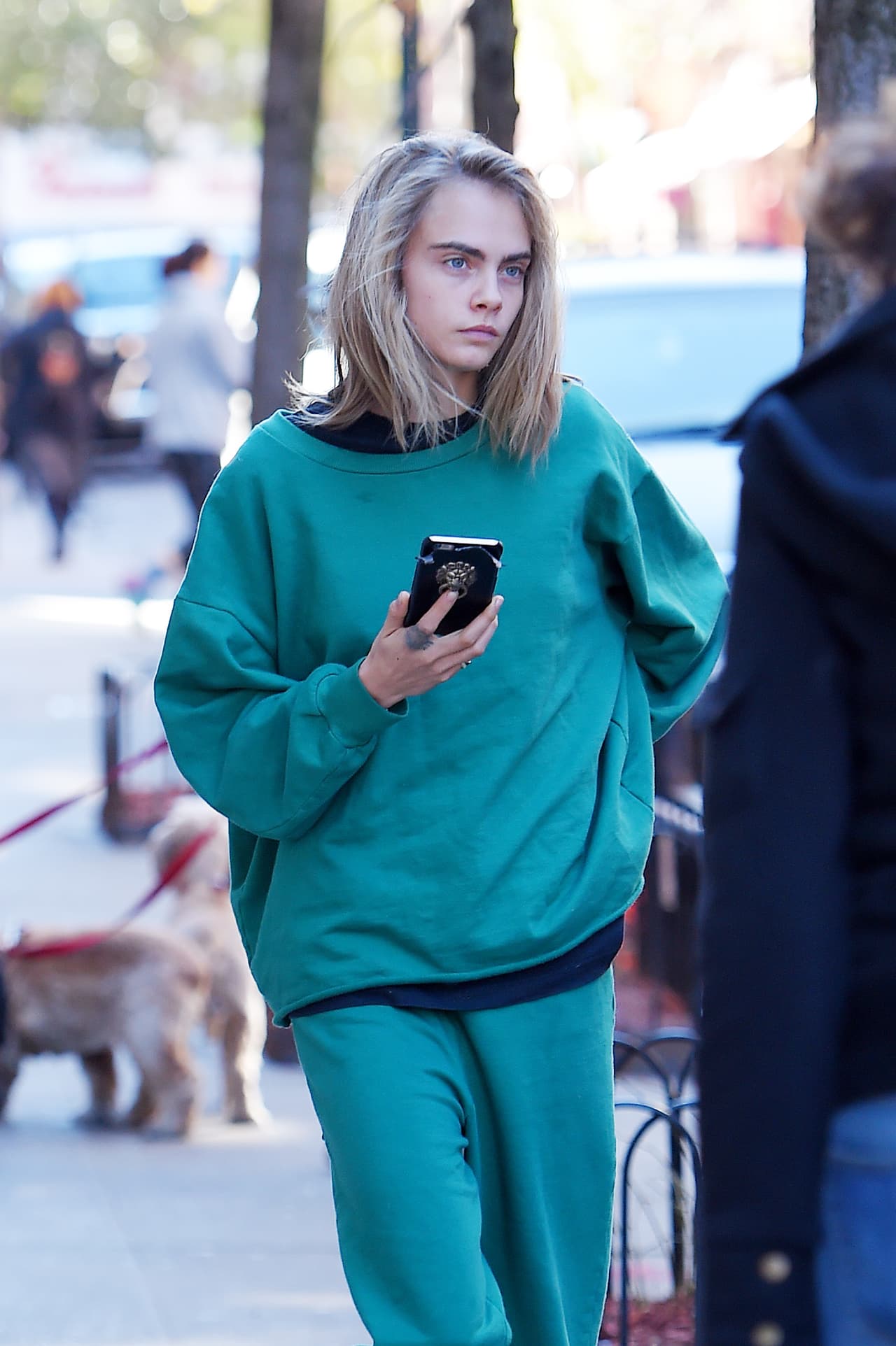 Salió comodísima a pasear por las calles, celular en mano.