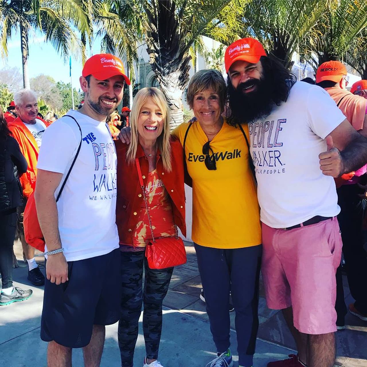 Al comienzo del negocio, McCarthy cobraba por la distancia recorrida, pero como es difÌcil programar las distancias ahora el servicio se cobra por el tiempo, 15 dólares cada 30 minutos. Para solicitar el servicio hay que entrar al sitio web de TPW, elegir el lugar donde se quiere caminar, leer las biografías y reseñas de los caminantes disponibles y elegir el más adecuado.