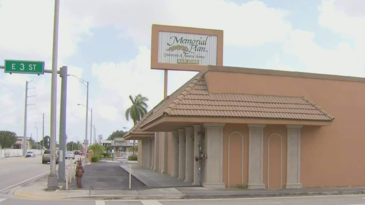 “Tienen más de 50 cuerpos”: vecinos de Hialeah protestan por el olor de un contenedor de una funeraria 
