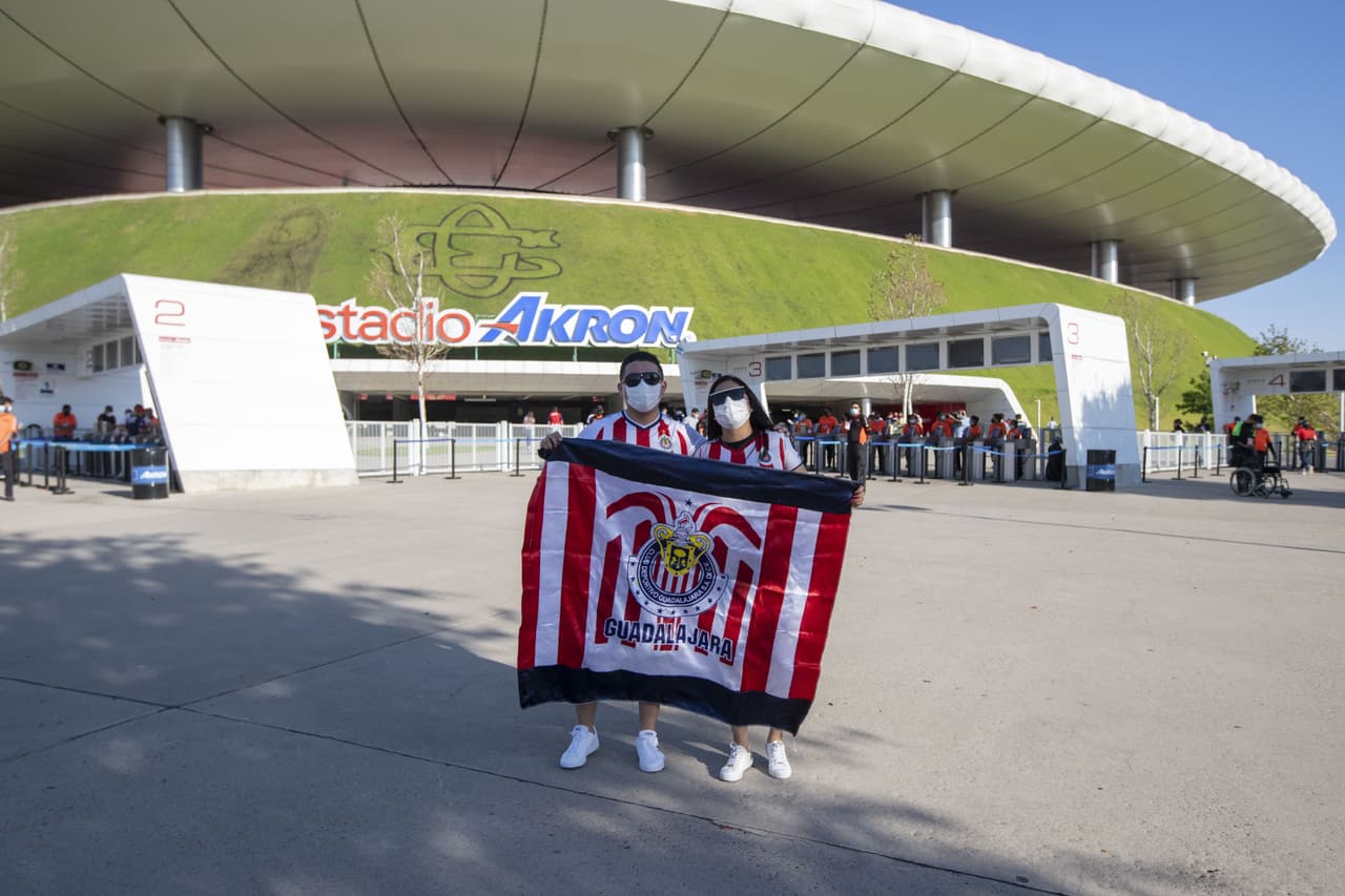 Los afortunados aficionados que consiguieron boleto para el partido más esperado de la temporada regular, comienzan a tomar sus lugares en el Estadio Akron a minutos del pitazo inicial.