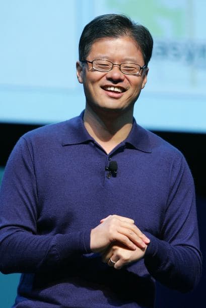 A principios de noviembre pasado, el fondo de inversión Third Point, considerado el segundo mayor accionista de Yahoo!, pidió que el cofundador Jerry Yang se abstenga de participar en el consejo de administración, y denunció cualquier intento de favoritismo en las discusiones con inversores potenciales.