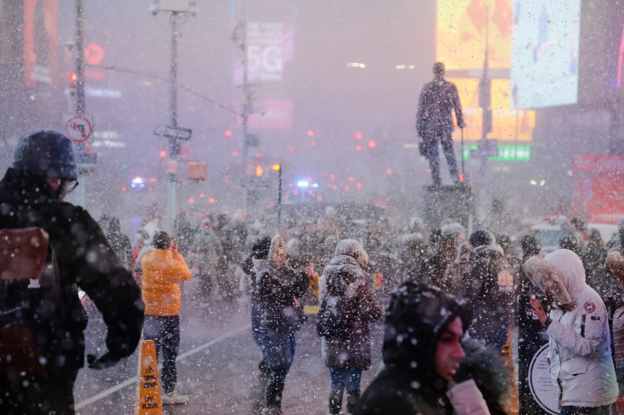 De acuerdo con información publicada por
<a href="https://www.dailymail.co.uk/news/article-7807565/Dramatic-moment-intense-gusts-snow-washed-New-York-City.html" target="_blank">DailyMail</a>, cerca de 13 millones de personas se vieron afectadas.
<br>