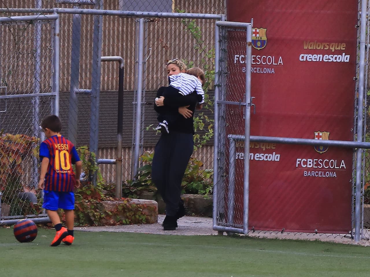 Esta vez los paparazzi la encontraron con Sasha llegando a la escuela de fútbol del club FC Barcelona.
