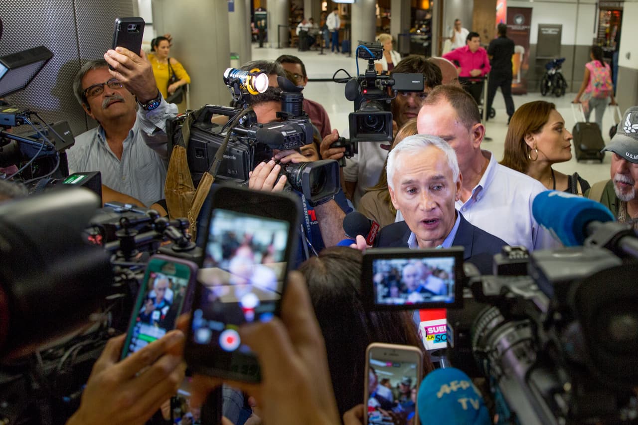 En la salida de la zona restringida a pasajeros, lo esperaban al menos 50 periodistas y camarógrafos de diferentes medios hispanos y también de habla inglesa.