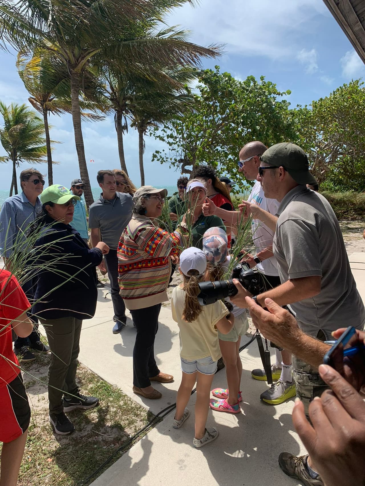 En Crandon Park en el Sur de Florida, la alcaldesa, junto con voluntarios, exhibió un nido de tortuga marina, como recordatorio de que la temporada de anidación de esos hermosos reptiles "ya está aquí”.
<br>
<br>
