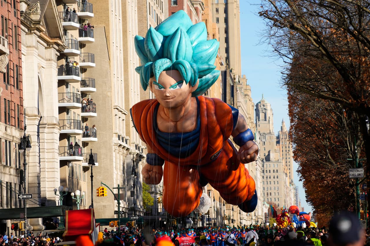 El globo de Goku flota en el Desfile del Día de Acción de Gracias de Macy's el jueves 23 de noviembre de 2023 en Nueva York.