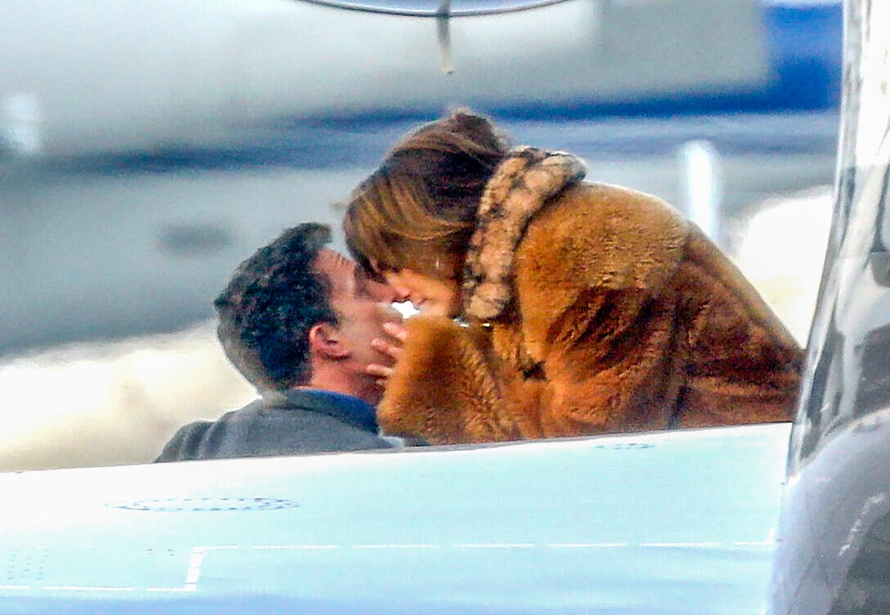 "Todavía tienen agendas de trabajo intensas, pero encuentran tiempo el uno para el otro siempre que pueden", dijo la persona consultada. 
<br>