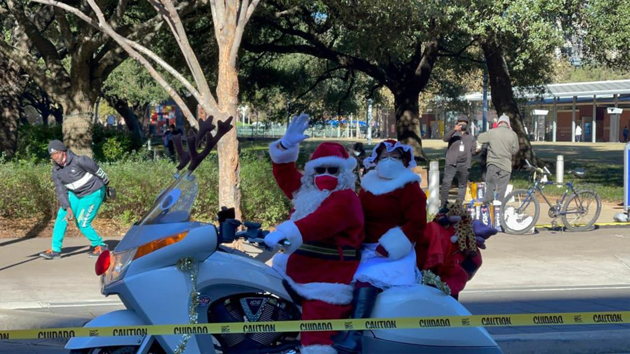 San Nicolás y su esposa hicieron presencia en el lugar para brindar alegría a los más pequeños.