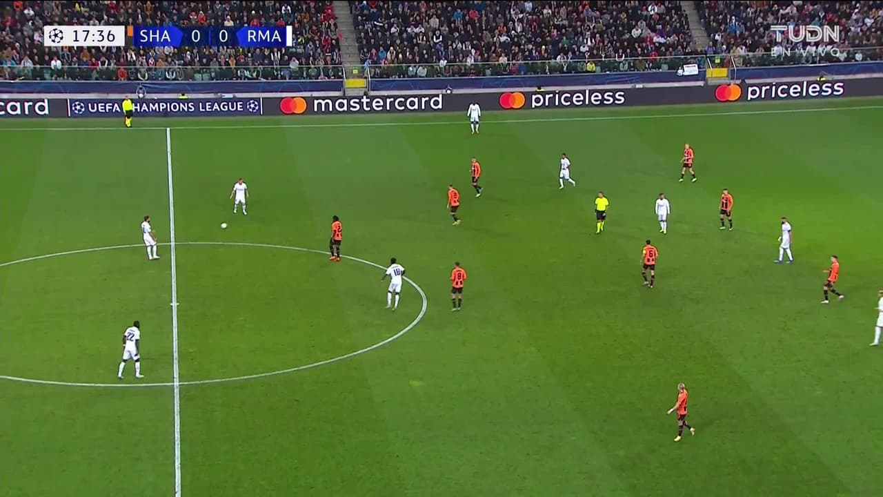 ¡TIRO ATAJADO! disparo por Karim Benzema.