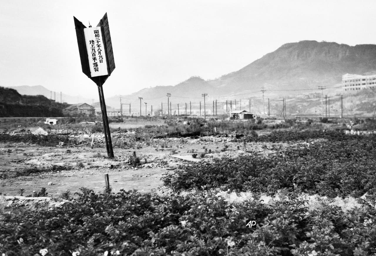 La flecha marca el lugar donde golpeó la bomba. Los árboles en las colinas en el fondo se incendiaron con la onda expansiva.