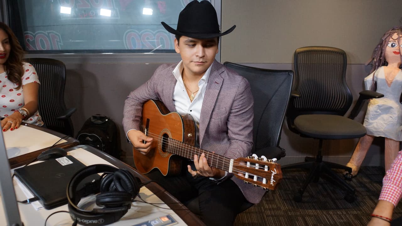 Christian Nodal se metió al Free-guey show y presentó su nuevo disco 'Me Dejé Llevar'.