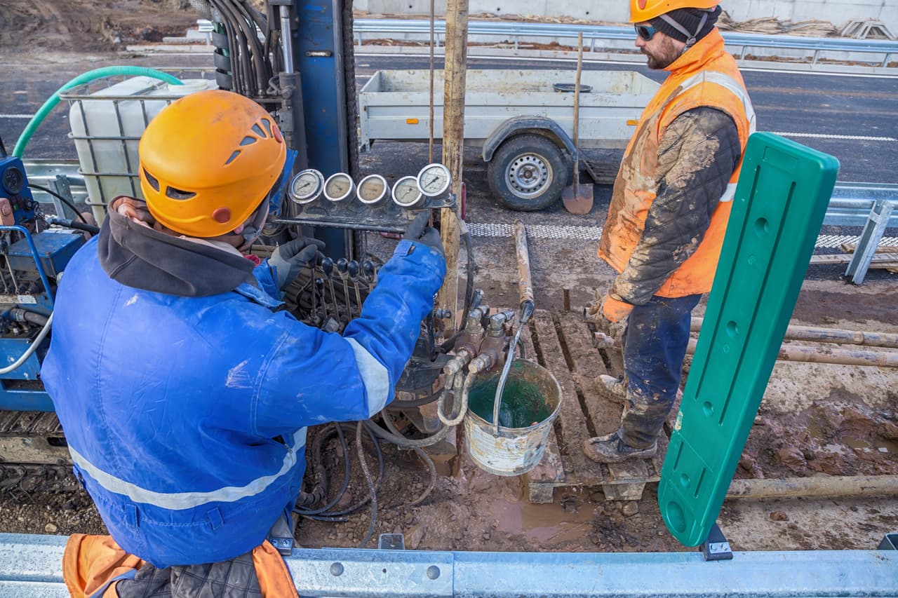 <h2 class="cms-H2-H2">7. Trabajadores de excavación y perforación (exceptuando las industrias de petróleo y gas)</h2>
<br>
<br>🚧
<b> Tasa de accidentes fatales (2021): </b>42.9 por cada 100,000.
<br>
<br>🚧
<b> Muertos por accidentes laborales (2021):</b> 7.
<br>
<br>🚧 
<b>Causa de muerte más común: </b>Accidentes con equipo de trabajo.
<br>