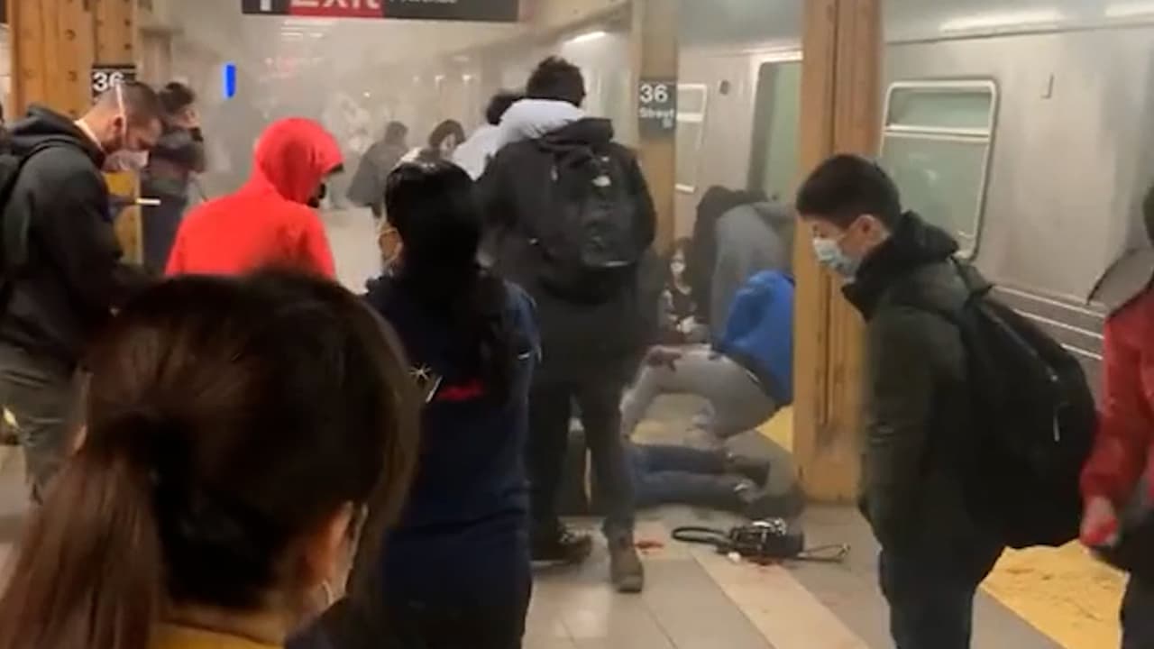 “Llamen al 911” gritaba uno de los pasajeros, mientras todos corrían hacia el andén y otros colapsaban al piso.