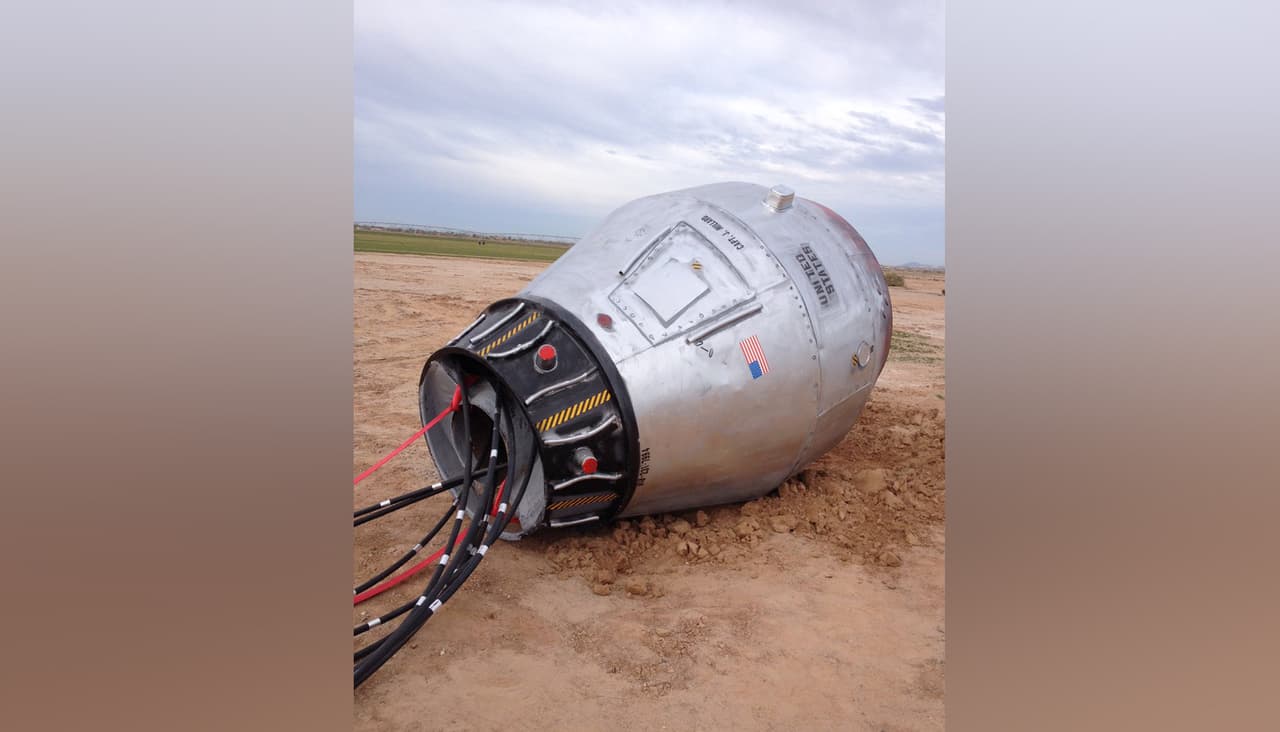 Un extraño objeto, parecido a una cápsula espacial, aparece en una autopista de Arizona