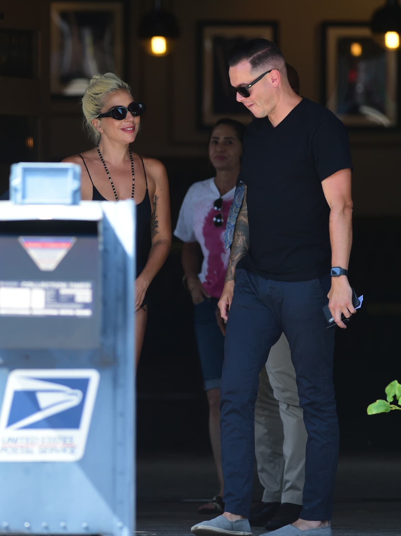 Se trata de 
<b>Dan Horton </b>(con ella a la derecha), que de acuerdo al perfil de 
<b><a href="https://www.linkedin.com/in/dhortonaudio" target="_blank">LinkedIn a su nombre, </a></b>es un ingeniero de audio que trabaja con Gaga desde noviembre de 2018.