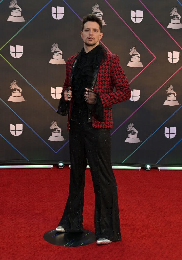 El cantante venezolano 
<b>Lasso</b> llegó con un atuendo casual que resaltó con una chaqueta roja a cuadros.