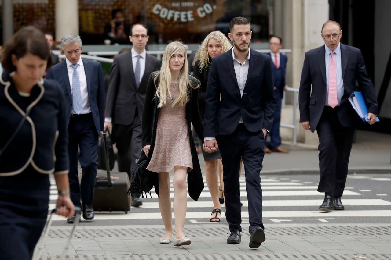 Los padres del bebé enfermo de gravedad Charlie Gard, Connie Yates y Chris Gard, llegan al Alto Tribunal en Londres, el 24 de julio de 2017. (AP Foto/Matt Dunham)