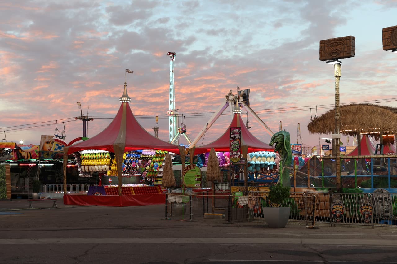 Si deseas asistir a 
<b>Coliseum Concert Series</b>, los boletos van desde los $20 hasta los $100. Los boletos para Fairytales On Ice: Beauty and The Beast van desde los $8 hasta $45.